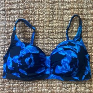 Lands End blue black floral swim bikini top. Women’s size 8, 36c/38b adjustable